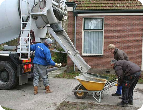 Beton lossen met kruiwagens