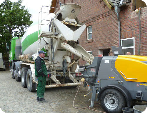 Beton storten met aanhangerpomp